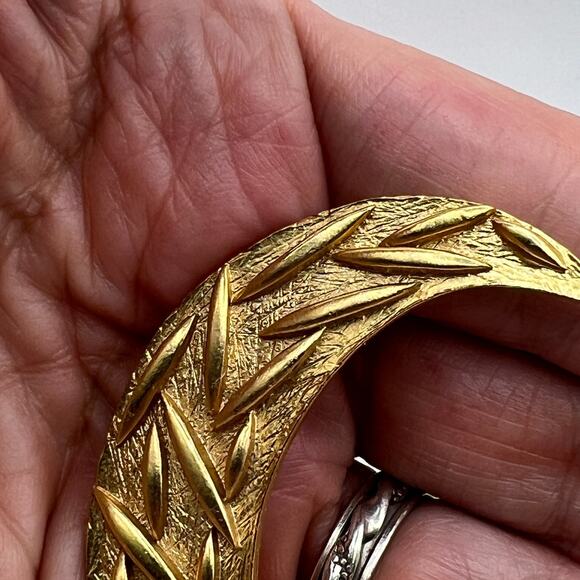 HANAE Mori Crescent Moon Brooch Pin Gold Tone Signed Costume Jewelry - Picture 3 of 7